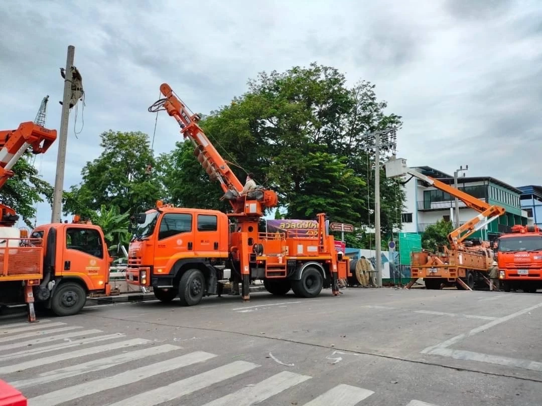 MEA - กทม. ลงพื้นที่แก้ไขเหตุรถบรรทุกเกี่ยวสายสื่อสาร ทำให้เสาไฟฟ้าล้ม
