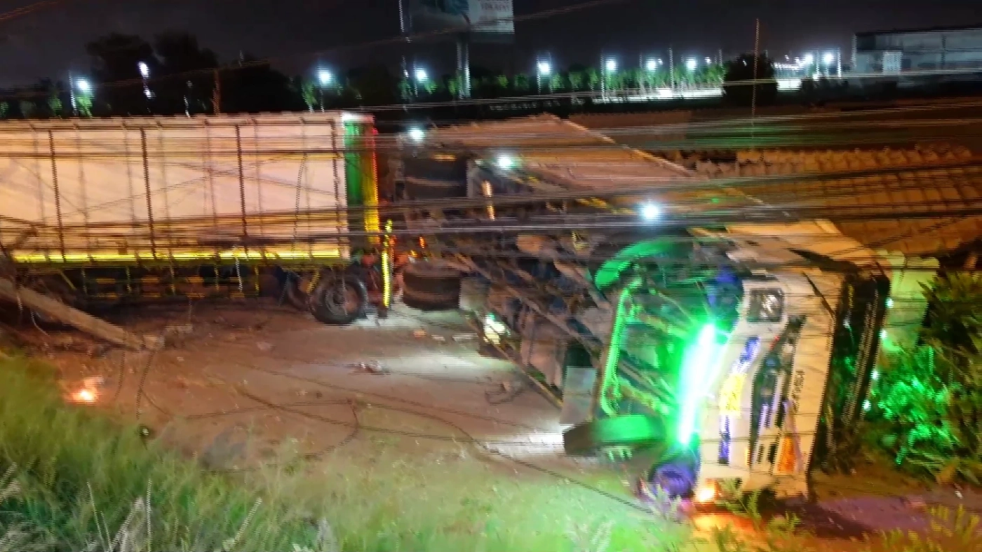 คนขับหลับใน รถพ่วงตกคอสะพาน พุ่งชนเสาไฟ บ้านเรือน คนในบ้านบาดเจ็บ