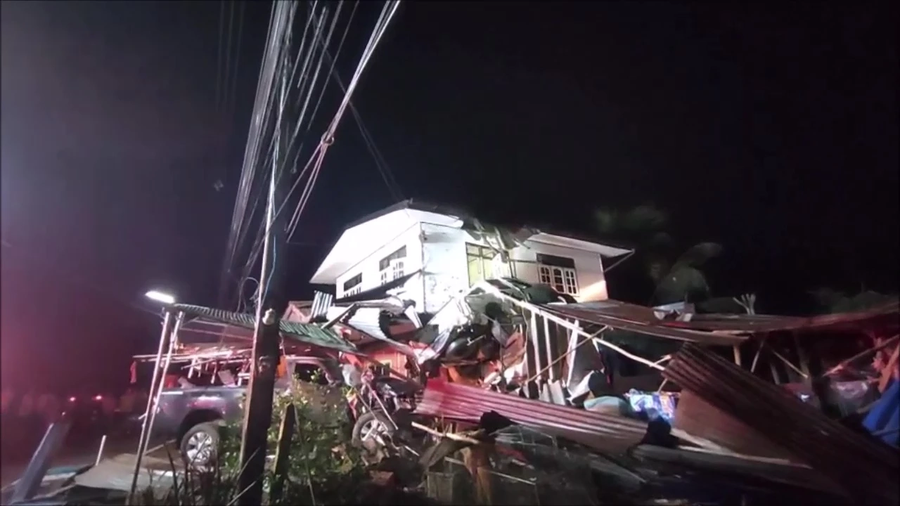 อย่างกับในหนัง! รถกระบะแฉลบน้ำ เหินฟ้าพุ่งชนหลังคาบ้านสองชั้น (มีคลิป)