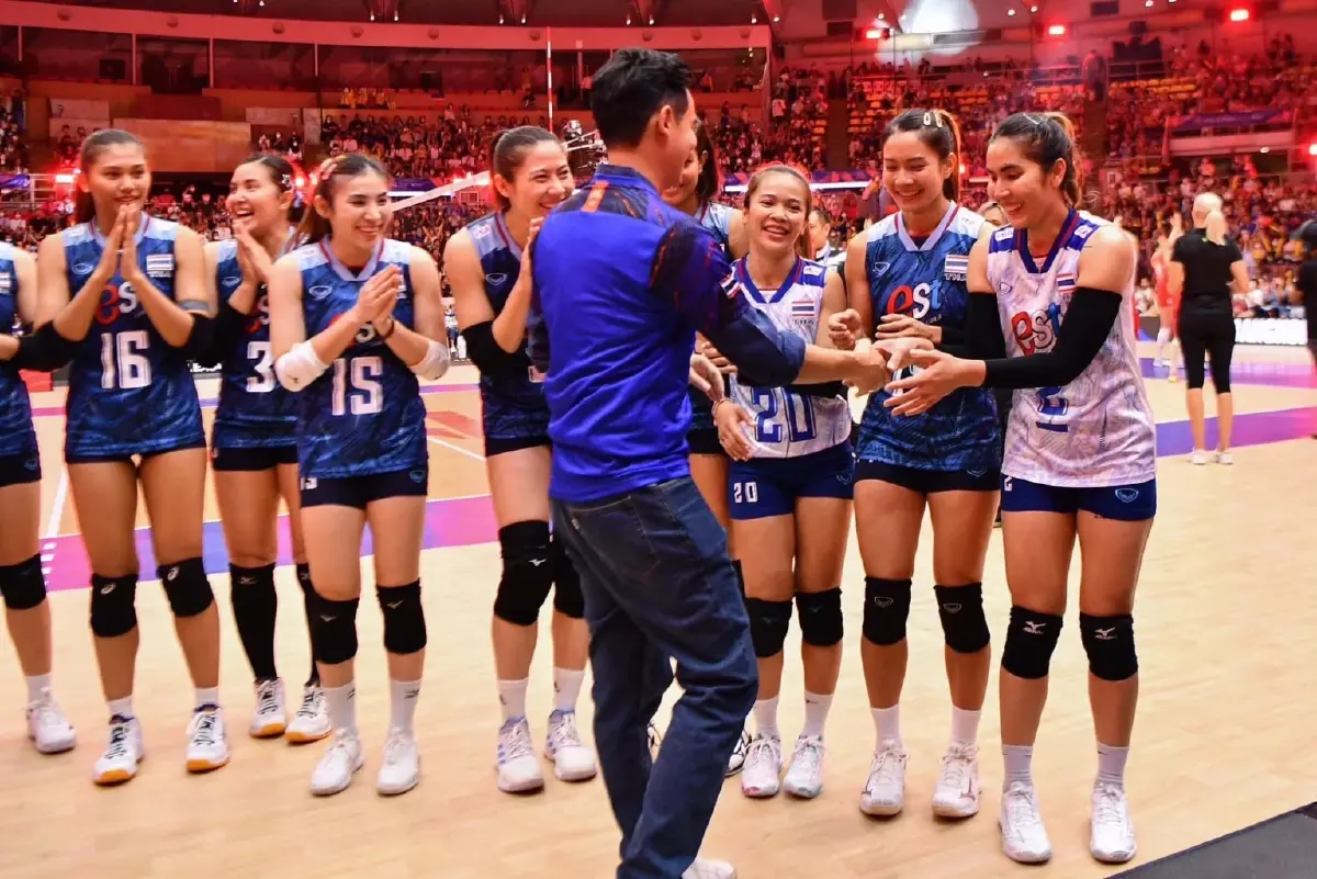 เพจ"Volleyball World"โพสต์ภาพ"พิธา"ร่วมเชียร์ศึกวอลเลย์บอลเนชั่นส์ลีก
