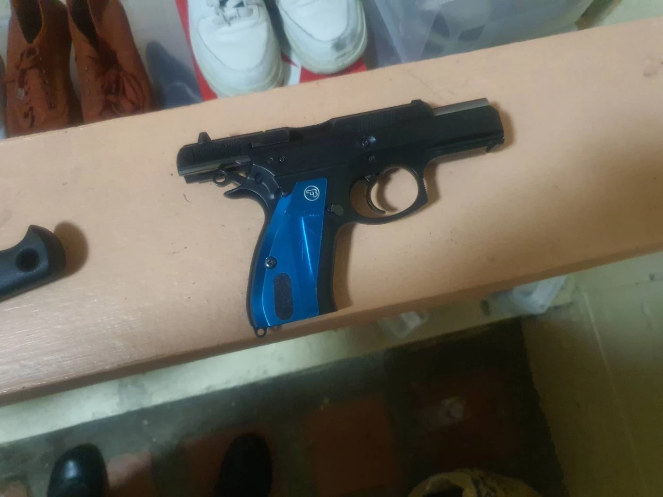 ผัวช่างสักยันต์! สุดแค้น เมียปันใจ ชัก 9 มม. กระหน่ำดับต่อหน้าลูก