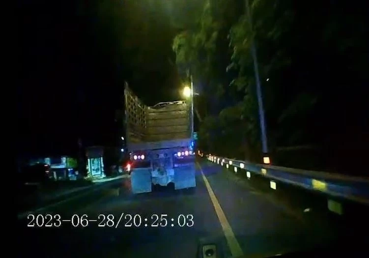 เปิดคลิปล่าระทึก! หนุ่มคลั่งขโมยรถสิบล้อ ซิ่งชนดะฝ่าวงล้อมตำรวจ