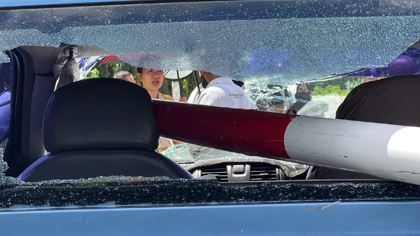 ไม้กั้นจุดตัดรถไฟสุดอันตราย ร่วงทับรถพังทีเดียว 2 คัน แถมยังเกิดเหตุซ้ำซาก