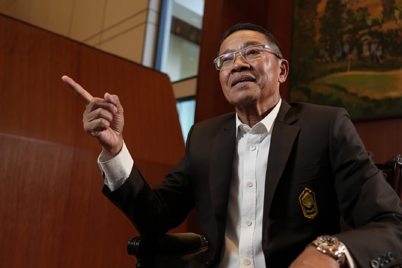 ประพันธ์ คูณมี  มือกฎหมายและสมาชิกวุฒิสภา