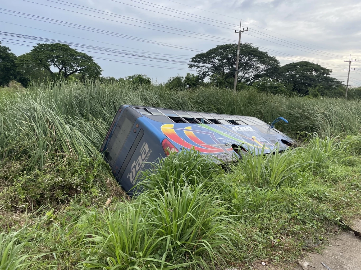 ระทึกแต่เช้า รถรับส่งพนักงาน หักหลบเก๋งตัดหน้าตกข้างทาง บาดเจ็บระนาว