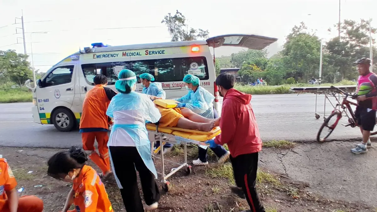 หนุ่มขับรถบรรทุกหลับใน พุ่งชนพระเดินบิณฑบาต มรณภาพ 1 สาหัส 2