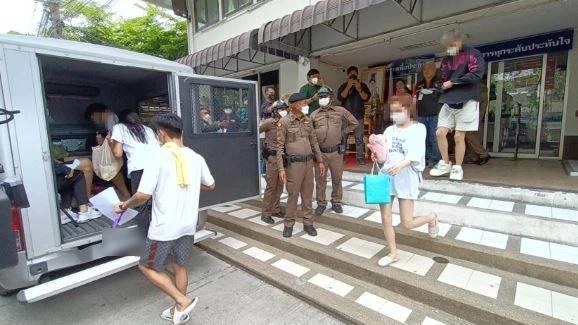 53 นักเที่ยวผับ "ไดมอนด์ เคทีวี" คอตกเข้าเรือนจำ ศาลไม่ให้ประกันคดีมั่วสุมเสพยา