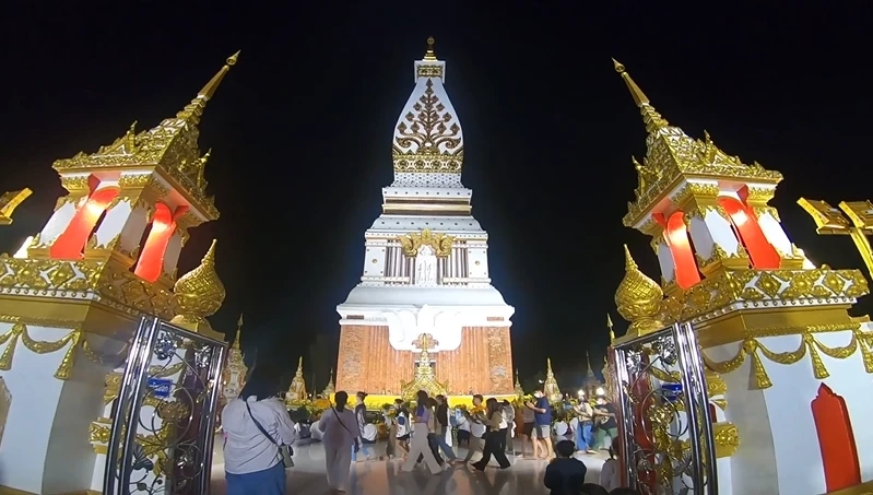 งดงาม! พุทธศาสนิกชนไทย-ลาว ร่วมเวียนเทียนบูชาอุรังคธาตุ วัดพระธาตุพนมฯ