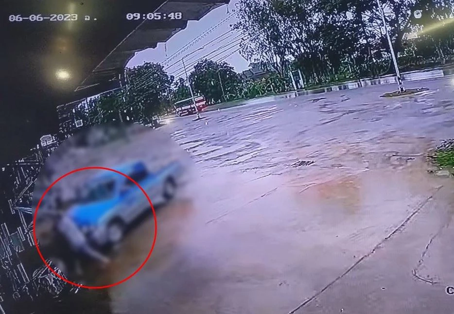 อุทาหรณ์! จอดไม่ดับเครื่อง รถพุ่งทับเมีย อาการสาหัส