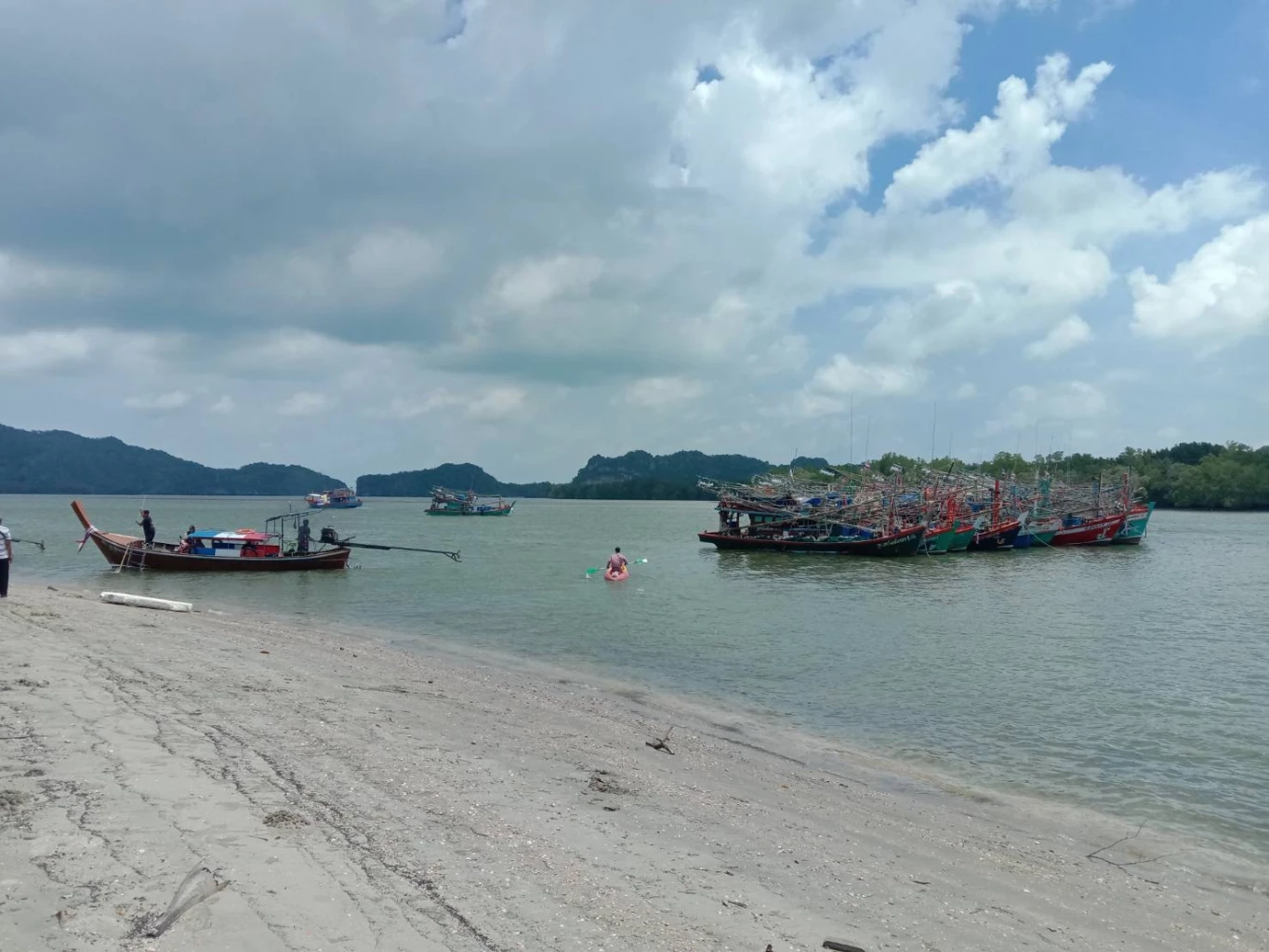 ประมงพาณิชย์ขนาดเล็ก จ.สตูล นำเรือจอดเชิงสัญลักษณ์ ทวง MOU หลังถูกจับกุม