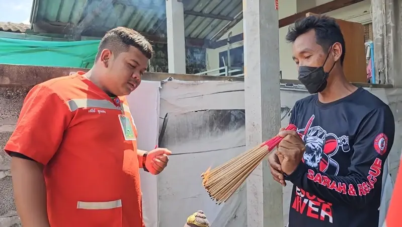 สุนัข 3 ตัว เฝ้าร่างเจ้าของ 4 วัน เพื่อนบ้านได้กลิ่นเหม็น เจอเป็นศพคาห้อง
