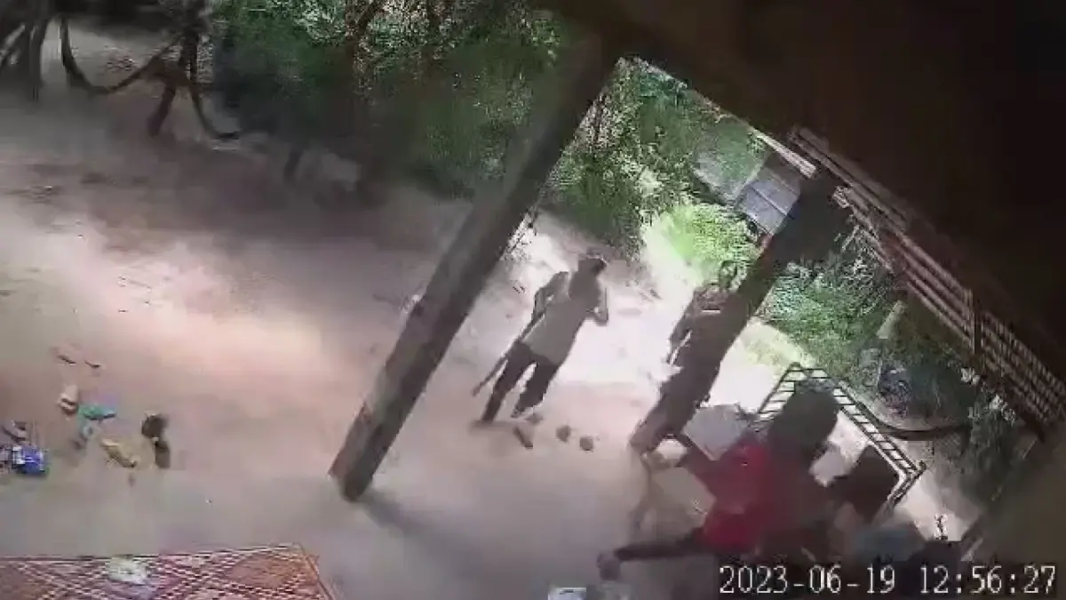 สองพ่อลูกแค้นพี่สาว ควงมีดฟันบ้านยับ โชคดีตำรวจมาช่วย ล็อกตัวได้ทันควัน