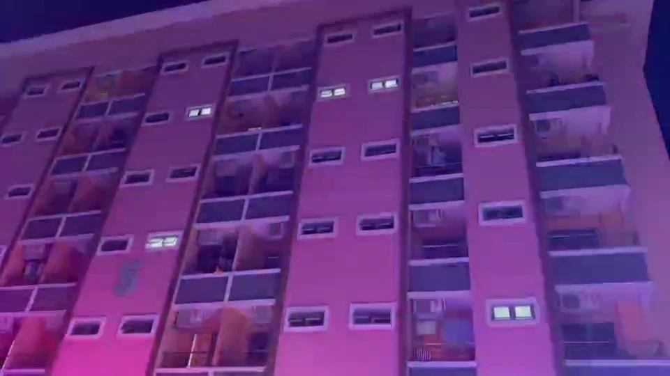 หนุ่ม 19 ปี สภาพเปลือยกาย พลัดตกตึก 6 ชั้นปริศนา สาหัส เพื่อนร่วมห้องหลับสนิท