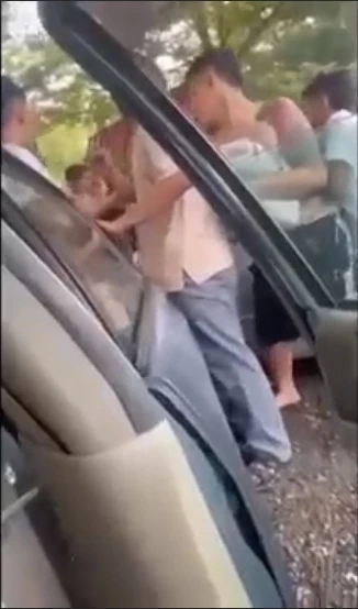 เปิดคลิป แก๊งโจ๋นครนายกสุดโหด ซิ่งไล่ล่าทำร้ายนักท่องเที่ยว ทุบรถพังยับ