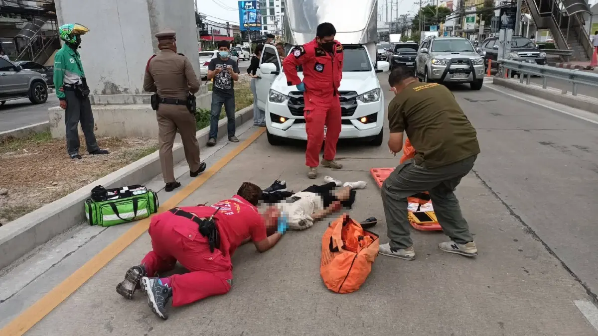 หนุ่มโดดสะพานลอย หวังฆ่าตัวตาย ถูกรถชนซ้ำ เจ็บสาหัส