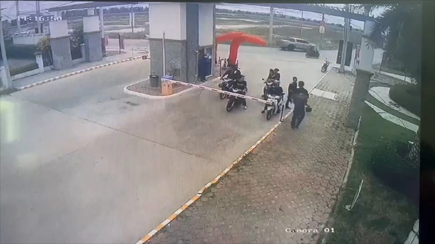 พนง.ส่งของหัวร้อน ยกพวกตีลูกค้าในหมู่บ้าน หลังถูกตำหนิกดกริ่งรัว (มีคลิป)