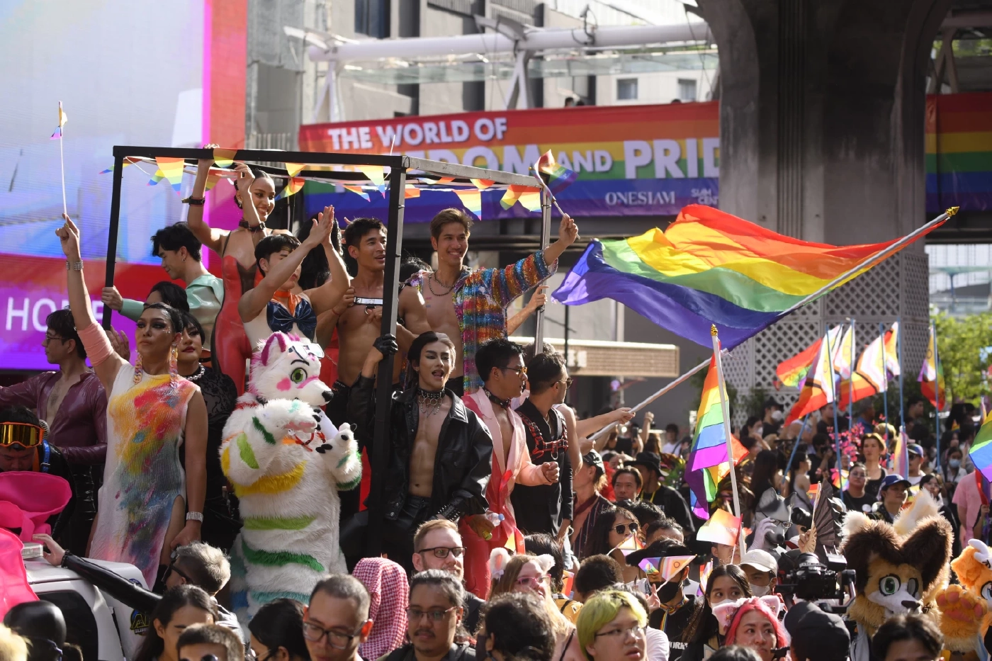 รวมภาพบรรยากาศ “Bangkok Pride 2023”  เหล่าคนดังร่วมขบวนถนนสีรุ้ง
