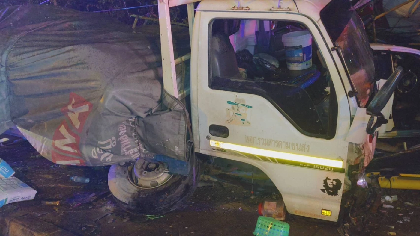 หกล้อพุ่งเข้าร้านข้าวมันไก่ข้างทาง ลูกค้าเจ็บ 3 ราย รถข้างทางพังยับ