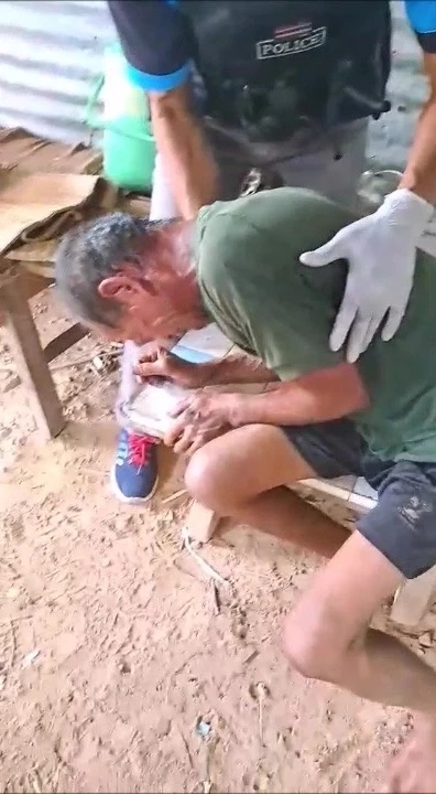 หดหู่! ผัวรุ่นเดอะหลอนจัด ราดน้ำมันจุดไฟเผาเมียตาบอด ดับคาบ้าน