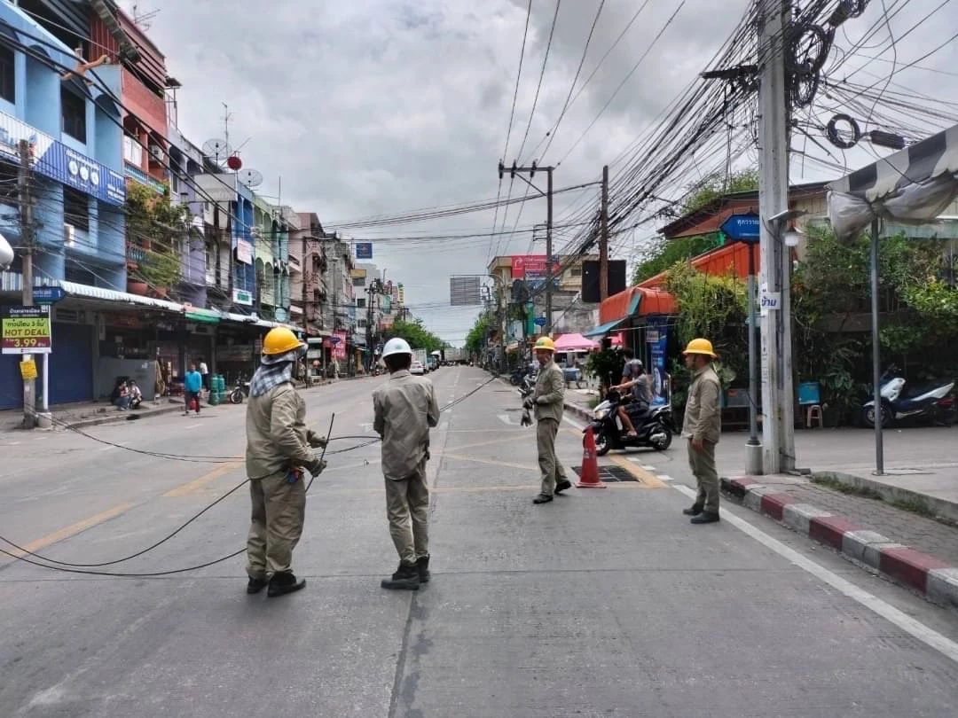 MEA - กทม. ลงพื้นที่แก้ไขเหตุรถบรรทุกเกี่ยวสายสื่อสาร ทำให้เสาไฟฟ้าล้ม