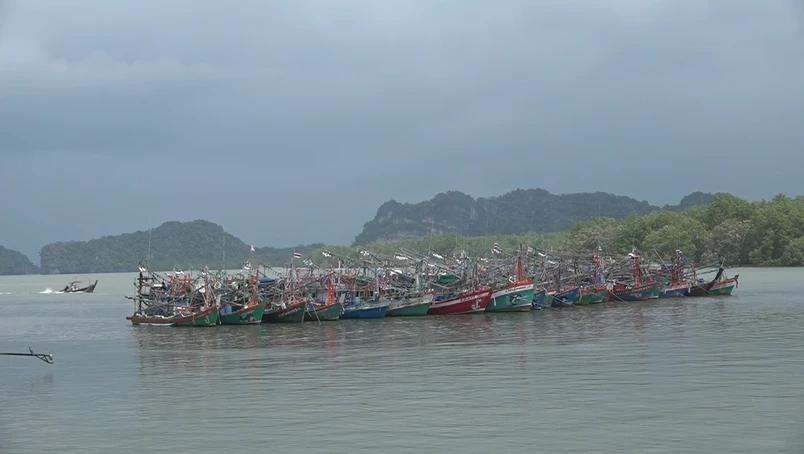 ท่าจะยาว! ม็อบเรือประมงเล็ก ปิดปากคลองปากบารา ขู่เตรียมยกระดับการชุมนุม