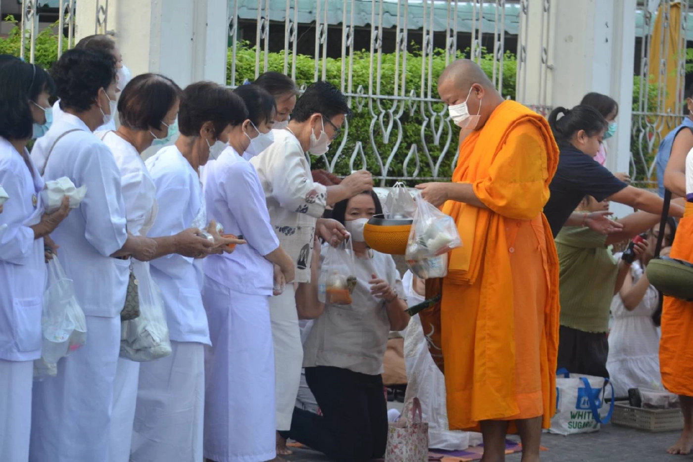 พุทธศาสนิกชนทั่วไทย ร่วมทำบุญตักบาตรเนื่องใน "วันวิสาขบูชา"