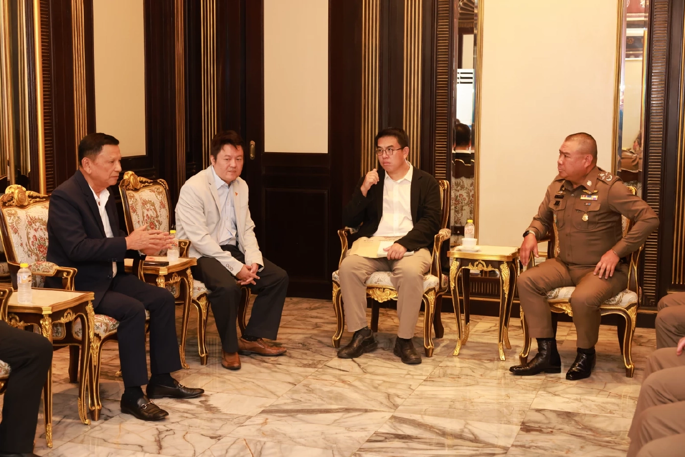 “วิโรจน์” หอบข้อมูลส่วยสติกเกอร์ ส่งถึงมือ จตช.