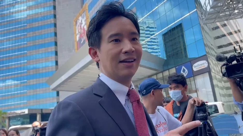 "พิธา" ซ้อมกีตาร์ เพลง 'เธอหมุนรอบฉัน ฉันหมุนรอบเธอ' เตรียมร้องคู่หมอชลน่าน