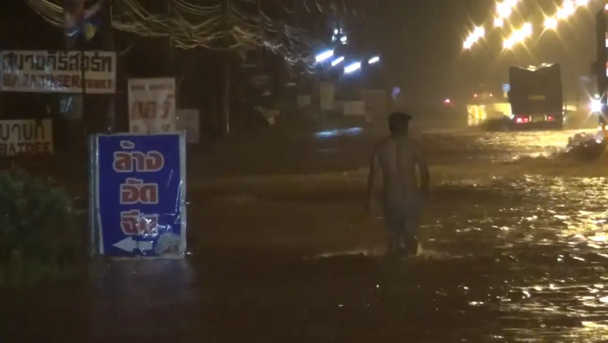 ระทึกกลางดึก! ฝนถล่มบุรีรัมย์ ทำน้ำท่วมถนนครึ่งเมตร ทะลักเข้าบ้าน ปชช.