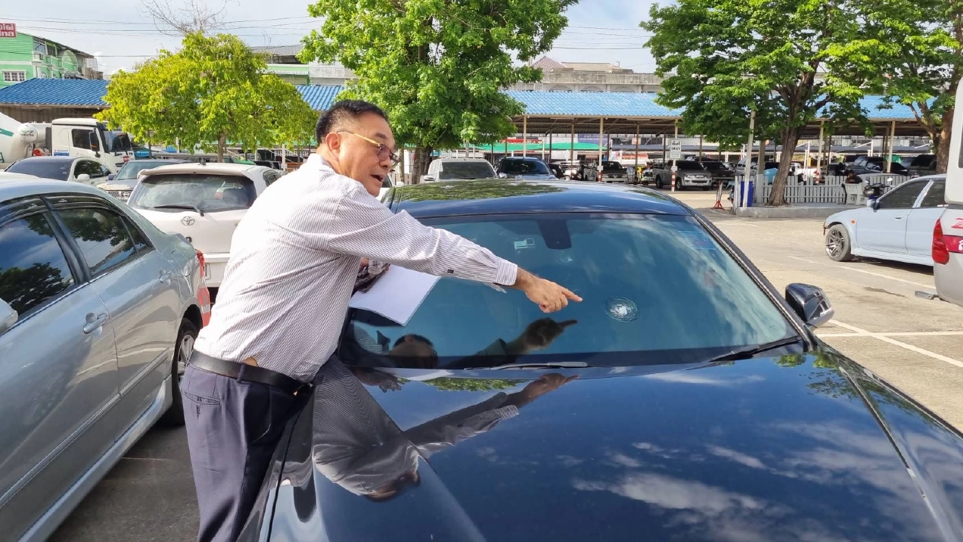 ตัวอันตราย ลุงสติไม่ดี ปาหิน - ยิงรถ คนผ่านบ้าน ผู้เสียหายเพียบ