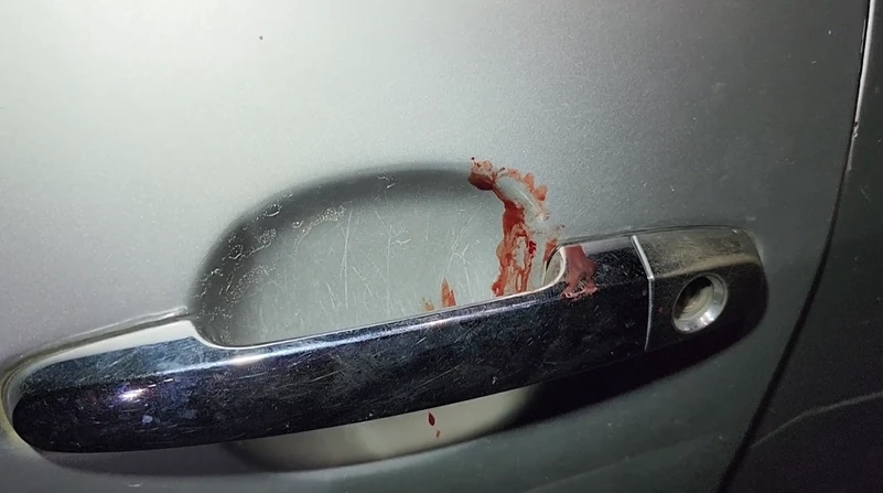 สาวแม่ลูกสอง ตกใจผัวทุบรถ หลังขับหนีแล้วถูกตาม ขับเก๋งพุ่งชนขอบทางพังยับ