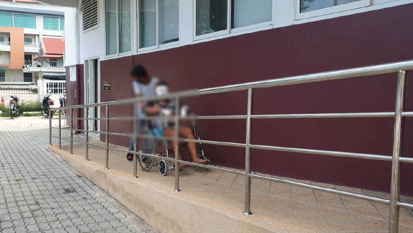 แม่ค้าเฟรนช์ฟรายส์ ถูกลูกบอลตกใส่กระทะ น้ำมันร้อนลวกหน้า