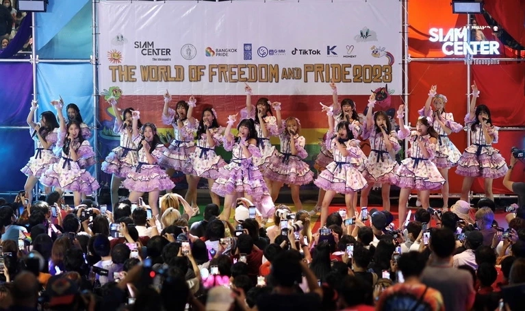 รวมภาพบรรยากาศ “Bangkok Pride 2023”  เหล่าคนดังร่วมขบวนถนนสีรุ้ง