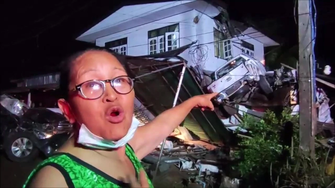 อย่างกับในหนัง! รถกระบะแฉลบน้ำ เหินฟ้าพุ่งชนหลังคาบ้านสองชั้น (มีคลิป)