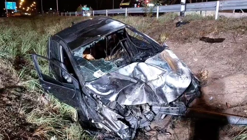 สองพี่น้องสาวสอง ซิ่งเก๋งชนเสาไฟ เพลิงลุกท่วม พลเมืองดีช่วยหวิดถูกย่างสด