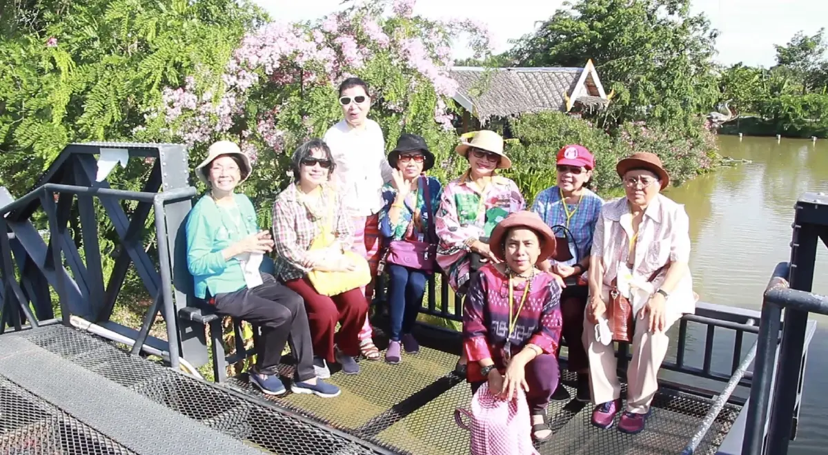 นทท.แห่เช็กอิน เซลฟี่บนสะพาน ชมเกาะ ต้นชัยพฤกษ์ ที่สวนกล้วยสุพรรณบุรี
