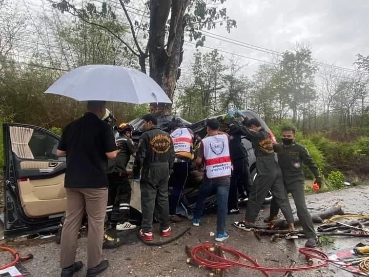 ฝนตกถนนลื่น รถตู้เสียหลักชนต้นไม้ รถพับครึ่งคัน ดับ 3 สาหัส 1