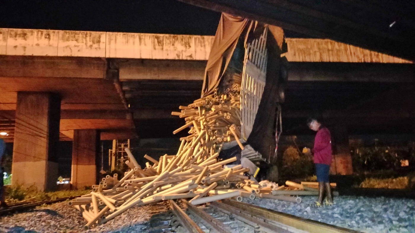 สิบล้อตกสะพาน ดิ่งขวางรางรถไฟสายตะวันออก บาดเจ็บ 1 ราย