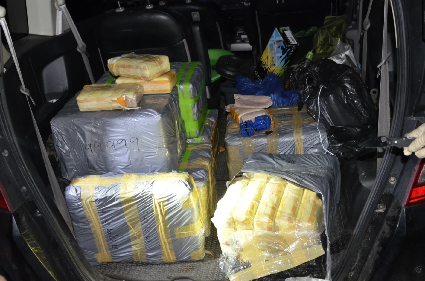 รวบหนุ่มรับจ้างขนยาบ้า ใช้เก๋งซุกยา-ตู้เซฟเคลื่อนที่