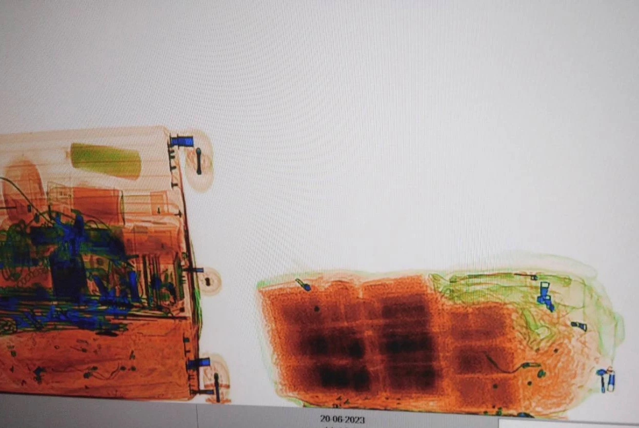 ช่างกล้า! รวบหนุ่มปัตตานี คาเครื่องเอกซเรย์ ขนยาบ้าแสนเม็ดขึ้นเครื่องบิน