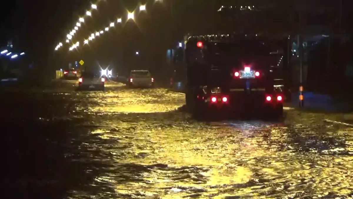 ระทึกกลางดึก! ฝนถล่มบุรีรัมย์ ทำน้ำท่วมถนนครึ่งเมตร ทะลักเข้าบ้าน ปชช.