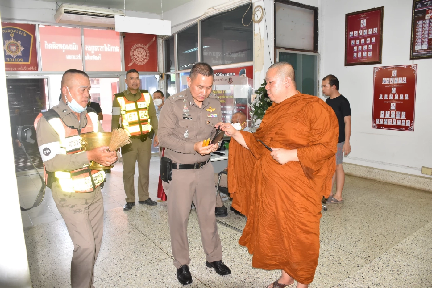 ตร.อุตรดิตถ์ ใช้มีดหมอตะปูโลงศพ 7 ป่าช้า นิมนต์พระสวดถอนวิญญาณ ผตห. ในคุก