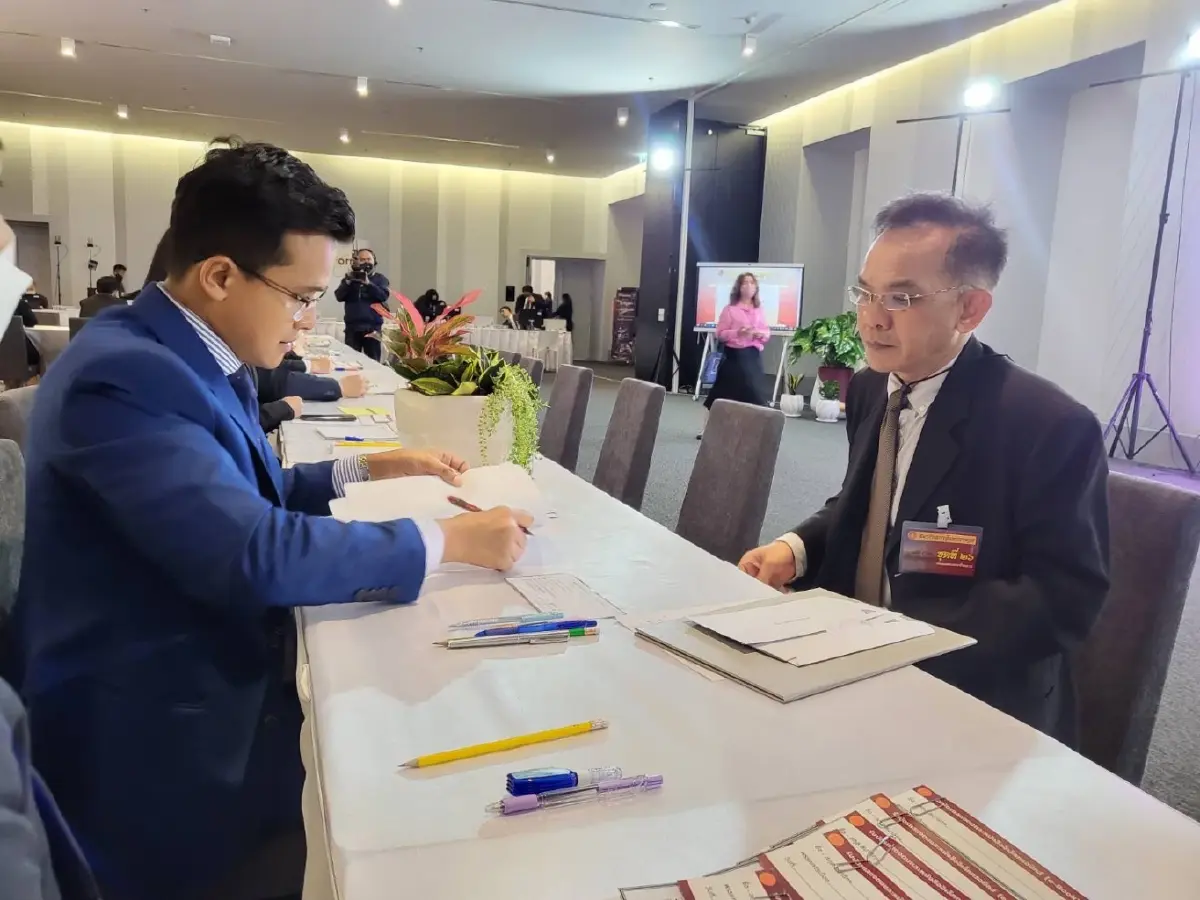 นพ.ภูมินทร์ ลีธีระประเสริฐ ส.ส.ศรีสะเกษ พรรคเพื่อไทย รายงานตัวต่อสำนักงานเลขาธิการสภาฯเป็นคนแรก