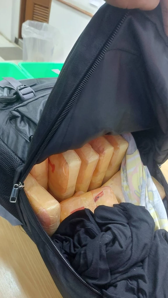 ช่างกล้า! รวบหนุ่มปัตตานี คาเครื่องเอกซเรย์ ขนยาบ้าแสนเม็ดขึ้นเครื่องบิน