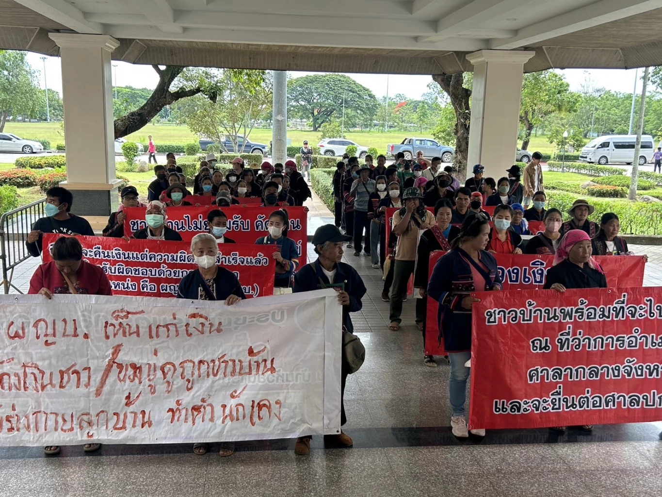 ชาวบ้านเชียงรายนับร้อย รวมตัวขับไล่ผู้ใหญ่บ้าน "อมเงิน-ทำร้ายลูกบ้าน"