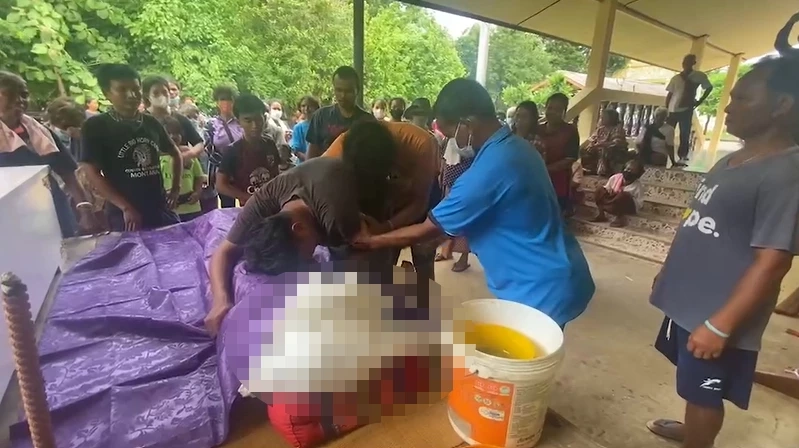 ลูกชายร้องไห้ใจแทบขาด รับร่างแม่ ครูศูนย์เด็กเล็ก ถูกผัวหึงโหดบุกฟันดับ