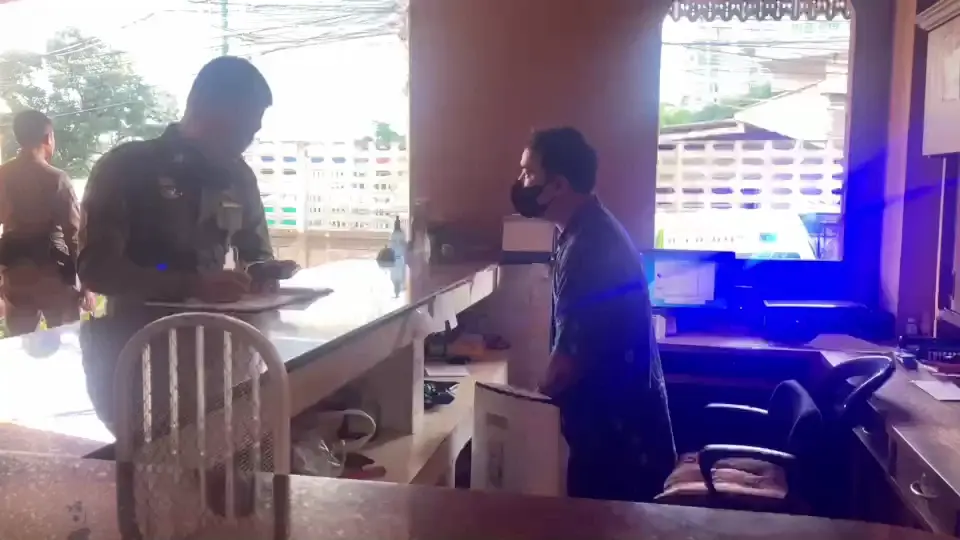 ไกด์ทัวร์จีน พลัดตกชั้น 4 ดับปริศนา ตำรวจเร่งหาสาเหตุ