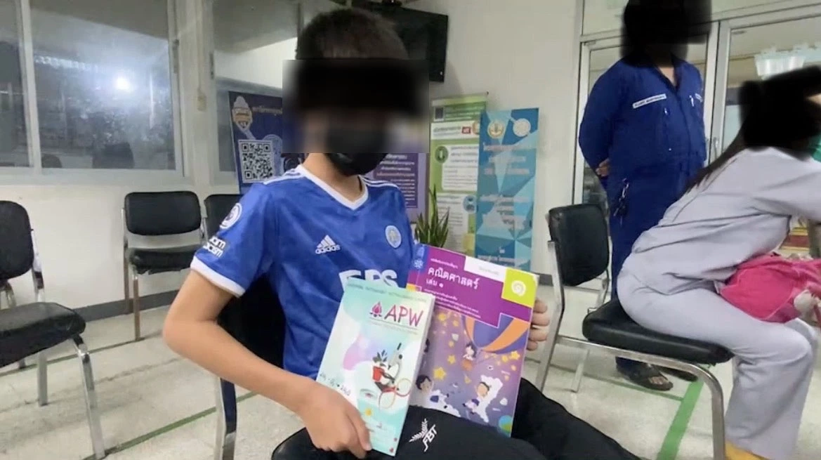 แม่เดือด! แจ้งจับครูคณิตศาสตร์ เขวี้ยงปากกาหวิดเข้าตาลูก