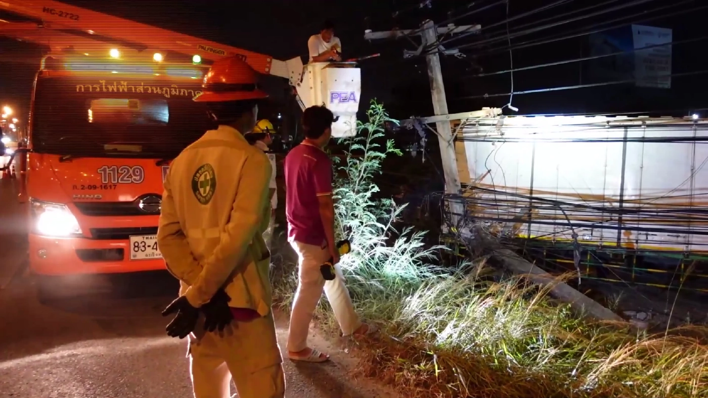 คนขับหลับใน รถพ่วงตกคอสะพาน พุ่งชนเสาไฟ บ้านเรือน คนในบ้านบาดเจ็บ