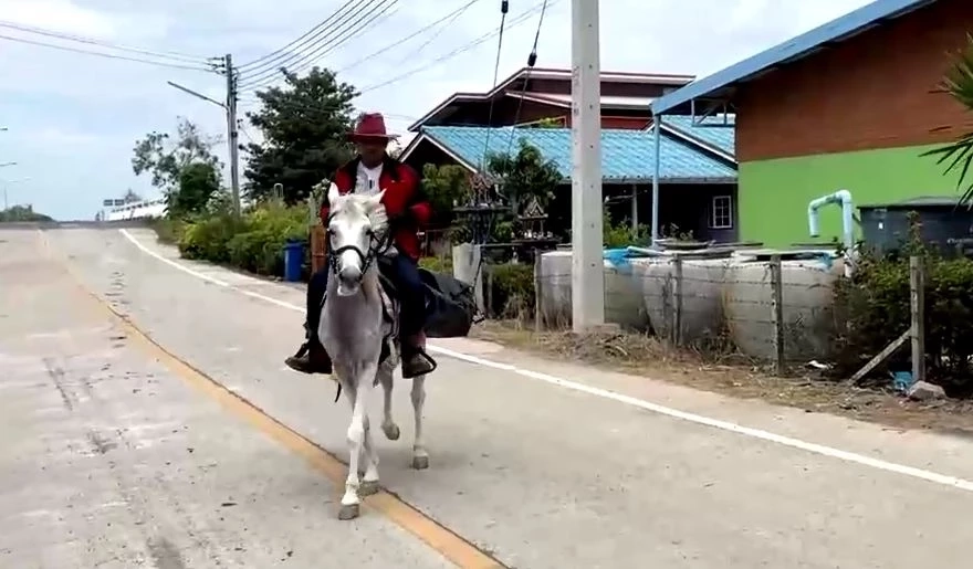 ฮือฮา! หนุ่มใหญ่ขี่ม้าส่งพัสดุ เผย ได้เติมเต็มความฝันวัยเด็ก